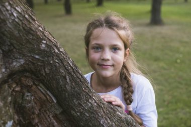 ağacın arkasına saklanıyor