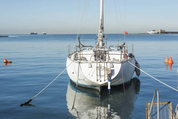 Yacht bianco in porto — Foto Stock