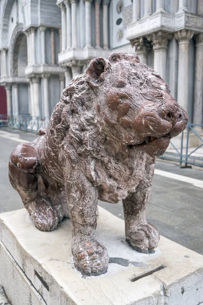 Ancient marble lion sculpture — Stock Photo, Image