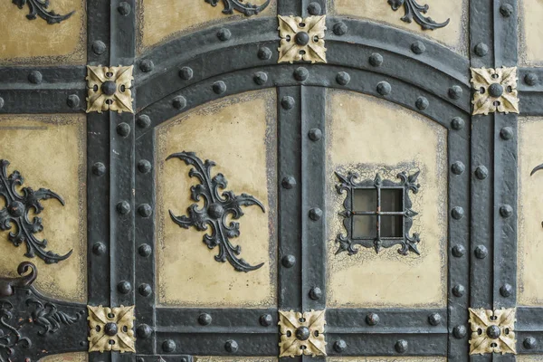 Antica porta forgiata — Foto Stock