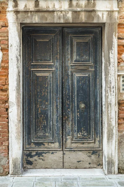 Antyczny drewniany drzwi — Zdjęcie stockowe