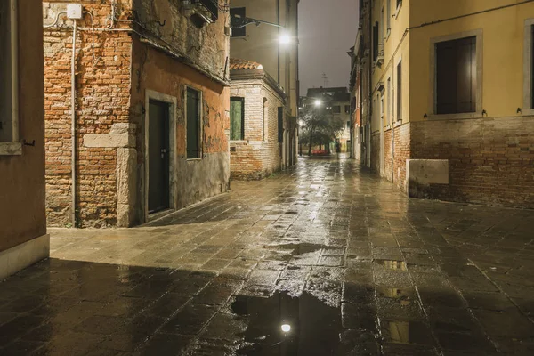 Verregnete Straße bei Nacht — Stockfoto