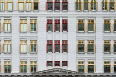 kırmızı ve sarı pencereler