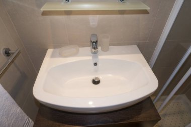 Beyaz seramik lavabo 