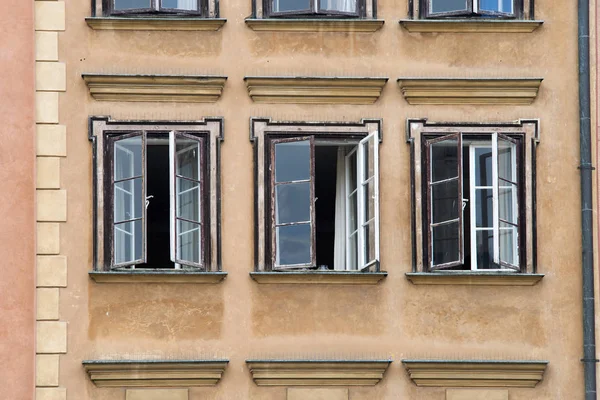 Три відкриті вікна — стокове фото