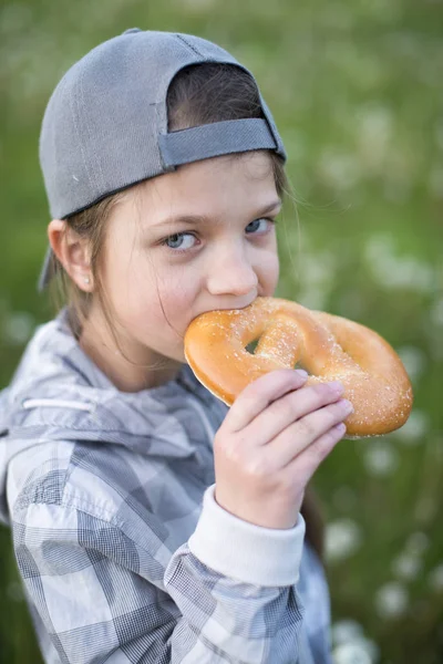 Κορίτσι τρώει πρέτσελ — Φωτογραφία Αρχείου