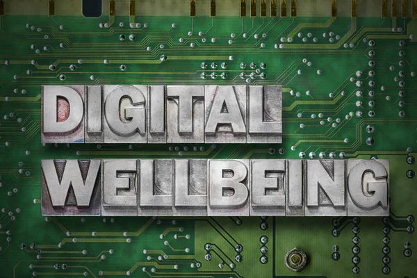 Digitale Wellness-Phrase aus metallischen Buchdruckblöcken auf dem PC-Hintergrund — Stockbild Digitales Wohlergehen — Stockfoto