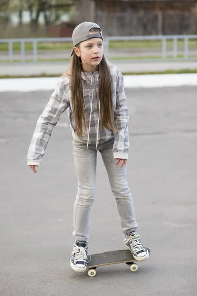 Meisje paardrijden skateboard — Stockfoto