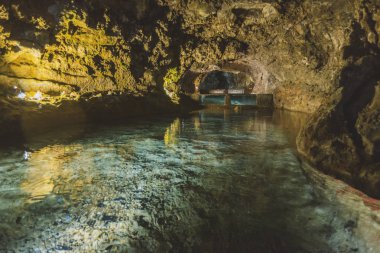 Volkanik su mağarası