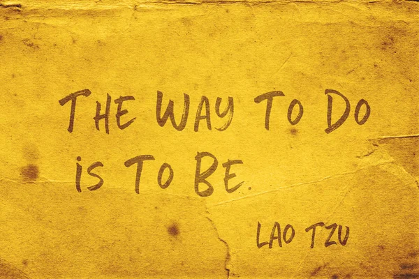 方法はすることです 古代中国の哲学者ラオスTzu引用グランジ黄色の紙に印刷 — ストック写真