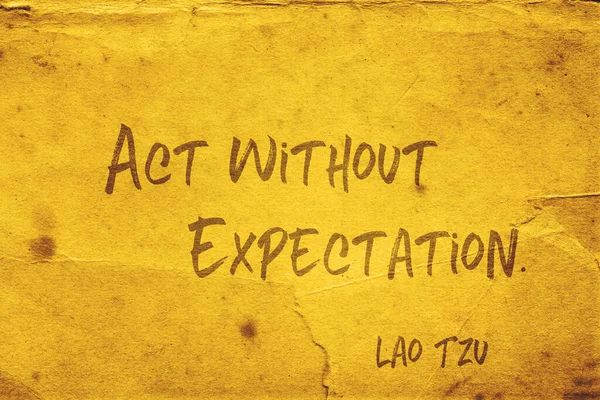 期待せずに行為 古代中国の哲学者ラオスTzu引用は グランジ黄色の紙に印刷 — ストック写真