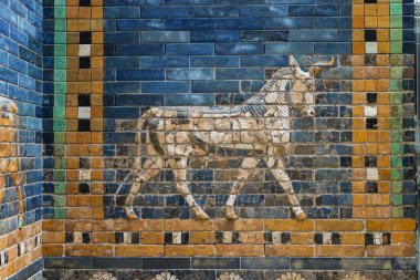 Antik Babylo 'nun mavi seramik duvarında Hadad tanrısının yürüyen sembolü