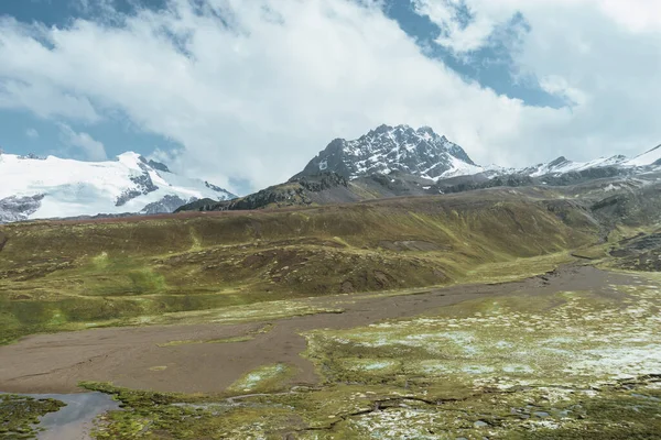 Peru Daki Dağlarda Güneşli Bir Hava Var — Stok fotoğraf