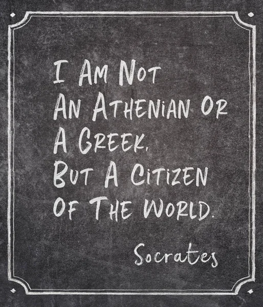 나이나 그리스인이 아니라 세계의 시민이며 그리스 철학자 소크라테스 가체로 칠판에 — 스톡 사진