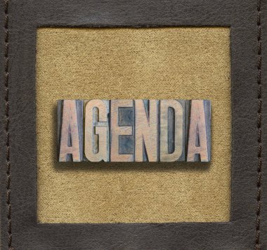 AGENDA sözcüğü dikişli deri çerçevenin içindeki eski ahşap harf baskısından bir araya getirildi