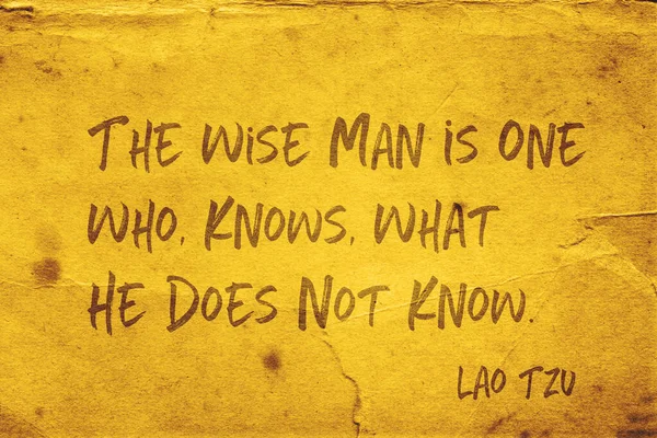 賢い男は 彼が知らないことを知っている人です 古代中国の哲学者ラオスTzu引用は グランジ黄色の紙に印刷 — ストック写真