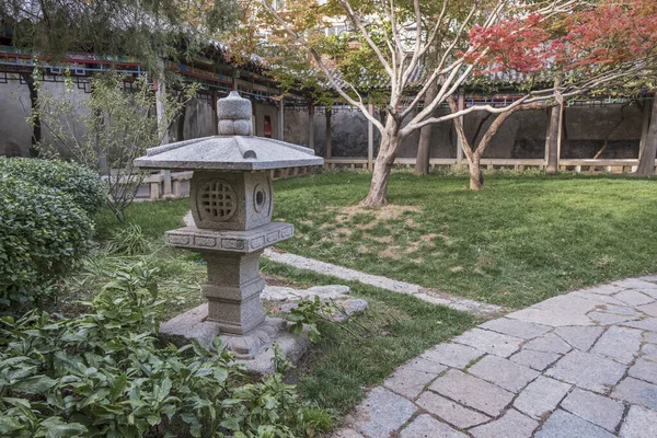 石灯籠を中心とした伝統的な中国庭園の秋の風景 — ストック写真