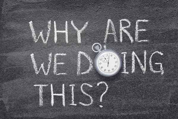 Por Que Estamos Fazendo Esta Pergunta Escrita Chalkboard Com Cronômetro — Fotografia de Stock