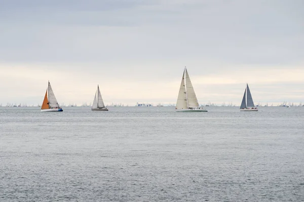 Viele Seeyachten Konkurrieren Bei Windigem Bewölktem Wetter — Stockfoto