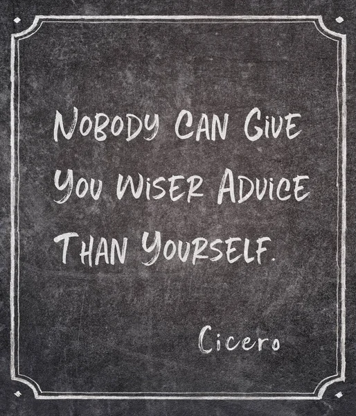 Kimse sana kendinden daha akıllıca bir tavsiye veremez. Eski Romalı filozof Cicero 'nun çerçeveli karatahtaya yazdığı alıntı.