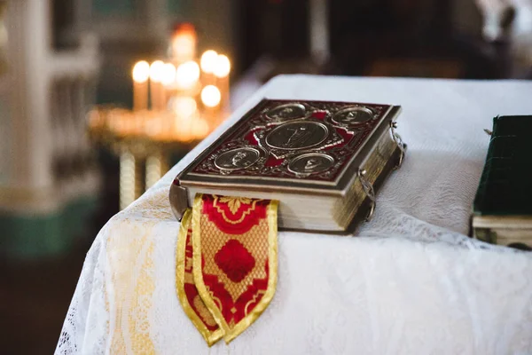 Kanallı beyaz masa örtüsü üzerine kilise kitabı. 