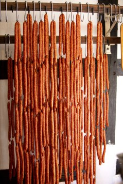 Frisch geraeucherte Mettwurst auf den Haken