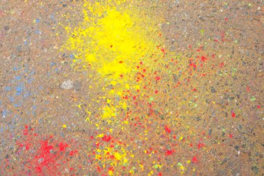 Holi boya asfalt üzerinde