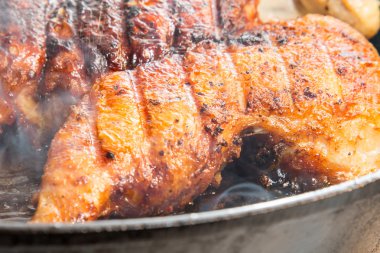 Tapaka pişirme tavuk