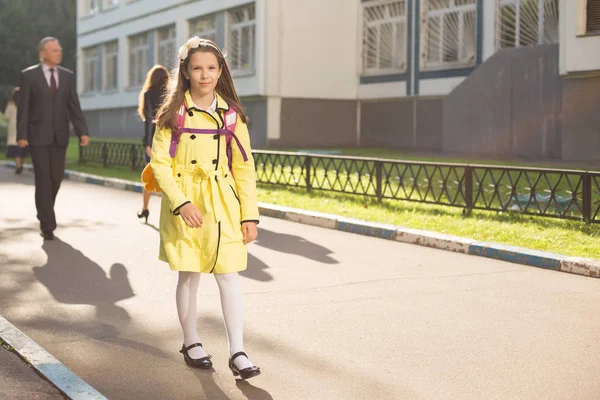 Studentessa in cappotto giallo — Foto Stock