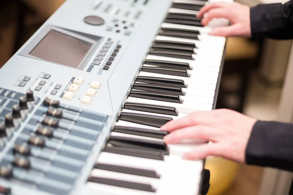 Synthesizer mit Spielerhänden — Stockfoto