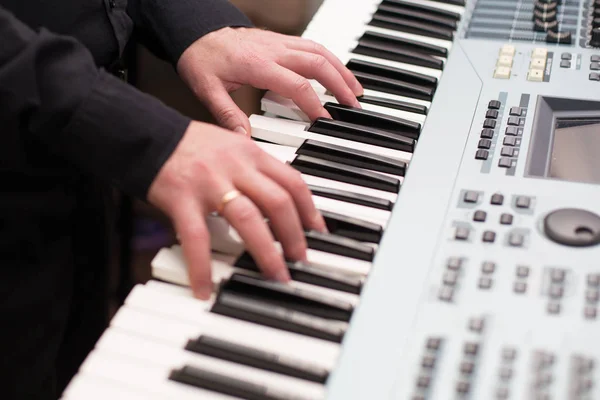 Synthesizer med spelare händer — Stockfoto