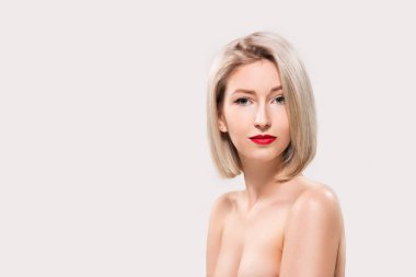 güzel kadın model gri arka plan üzerinde portresi