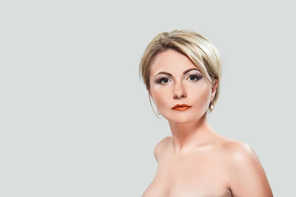 Portret Pięknej Modelki Szarym Tle — Zdjęcie stockowe