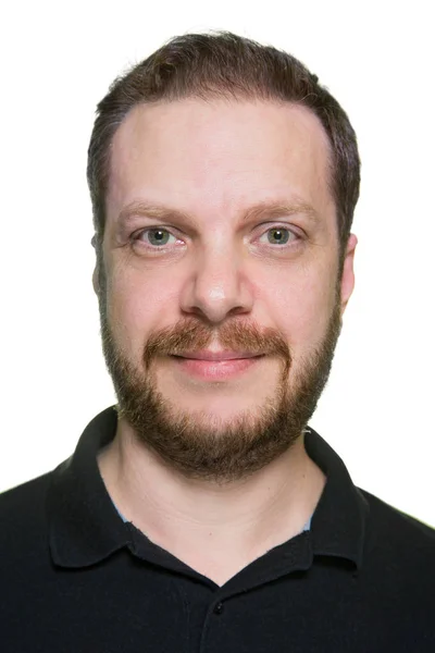 Портрет взрослого бородатого мужчины на белом фоне . — стоковое фото