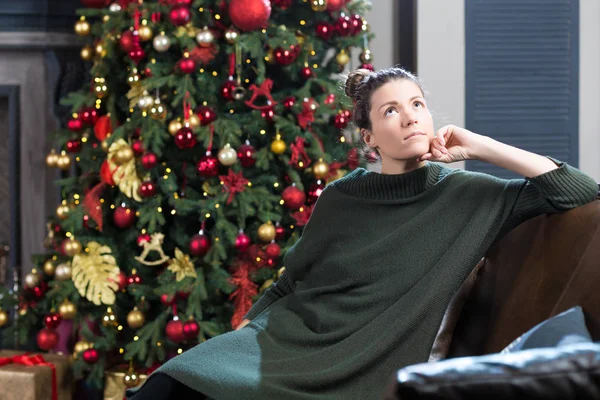 Porträtt av beautifull kvinna i grön ull klä mot julstämning — Stockfoto