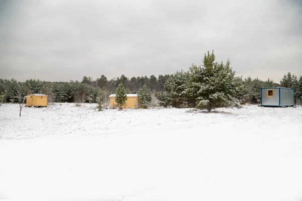 Cabañas en el campo de invierno — Foto de Stock