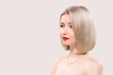 güzel kadın model gri arka plan üzerinde portresi