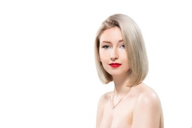 Beyaz arka planda güzel bir kadın modelin portresi