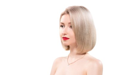 Beyaz arka planda güzel bir kadın modelin portresi