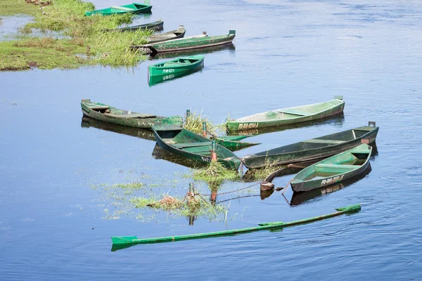 Eski ahşap tekneler Narew Nehri üzerinde
