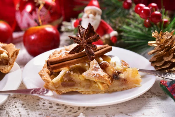 접시에 크리스마스 애플 파이 — 스톡 사진