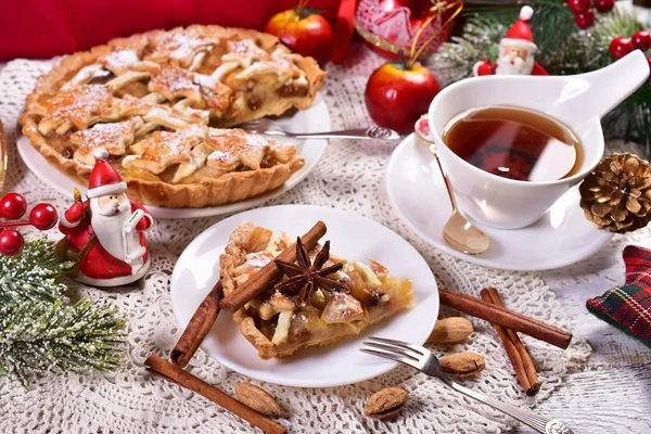 Weihnachtsapfelkuchen auf dem Teller — Stockfoto