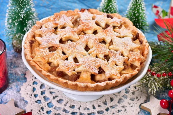 Різдвяний яблучний пиріг з прикрасою у формі зірки — стокове фото