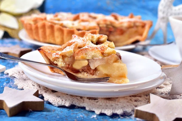 Piece of christmas apple pie with star shape decoration — Stock Photo, Image