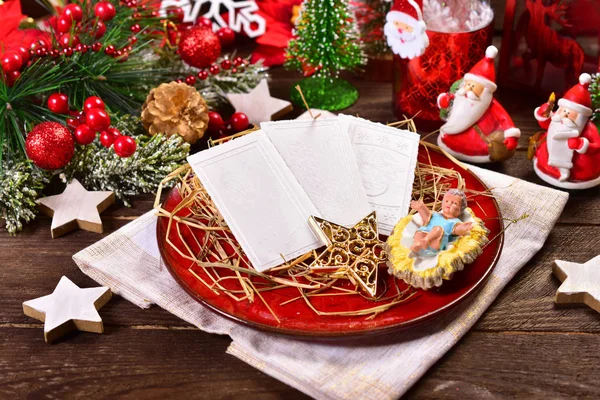 Рождественские вафли на тарелке с сеном — стоковое фото