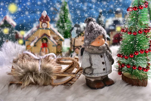 Cena da noite de inverno com um menino em pé junto à árvore de natal — Fotografia de Stock