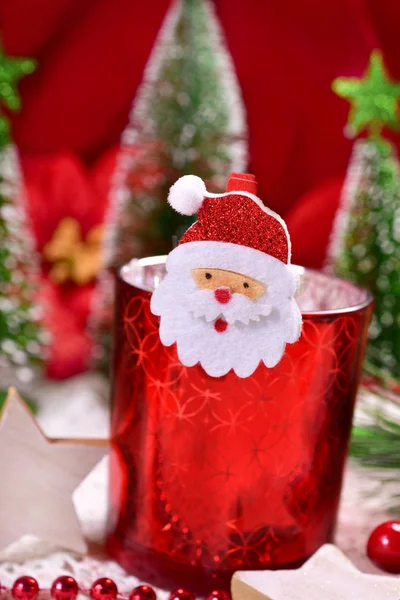 Weihnachtsdekoration mit rotem Glaskerzenlicht — Stockfoto