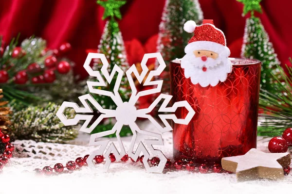 Weihnachtsdekoration mit rotem Glaskerzenlicht — Stockfoto