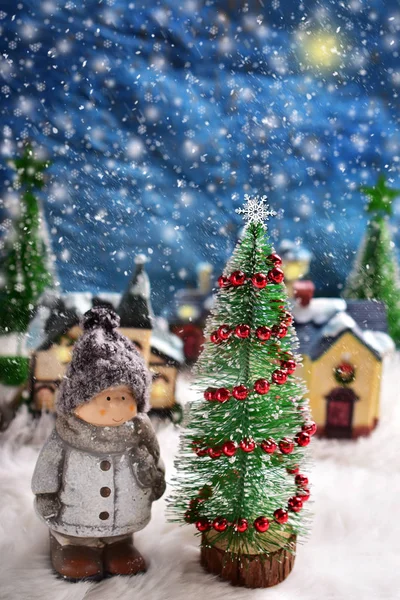 Téli éjszaka táj-val egy fiú állt a karácsonyfa — Stock Fotó