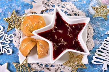 kırmızı pancar çorbası ve Noel arifesi için mantar hamur işleri